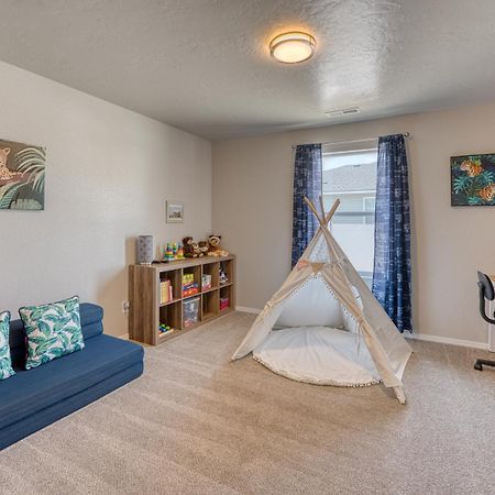 Family Friendly Playroom Garage Caldwell Exterior foto