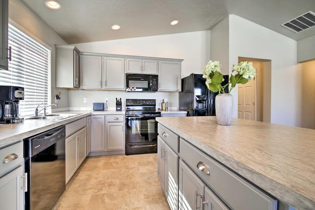Family Friendly Playroom Garage Caldwell Exterior foto
