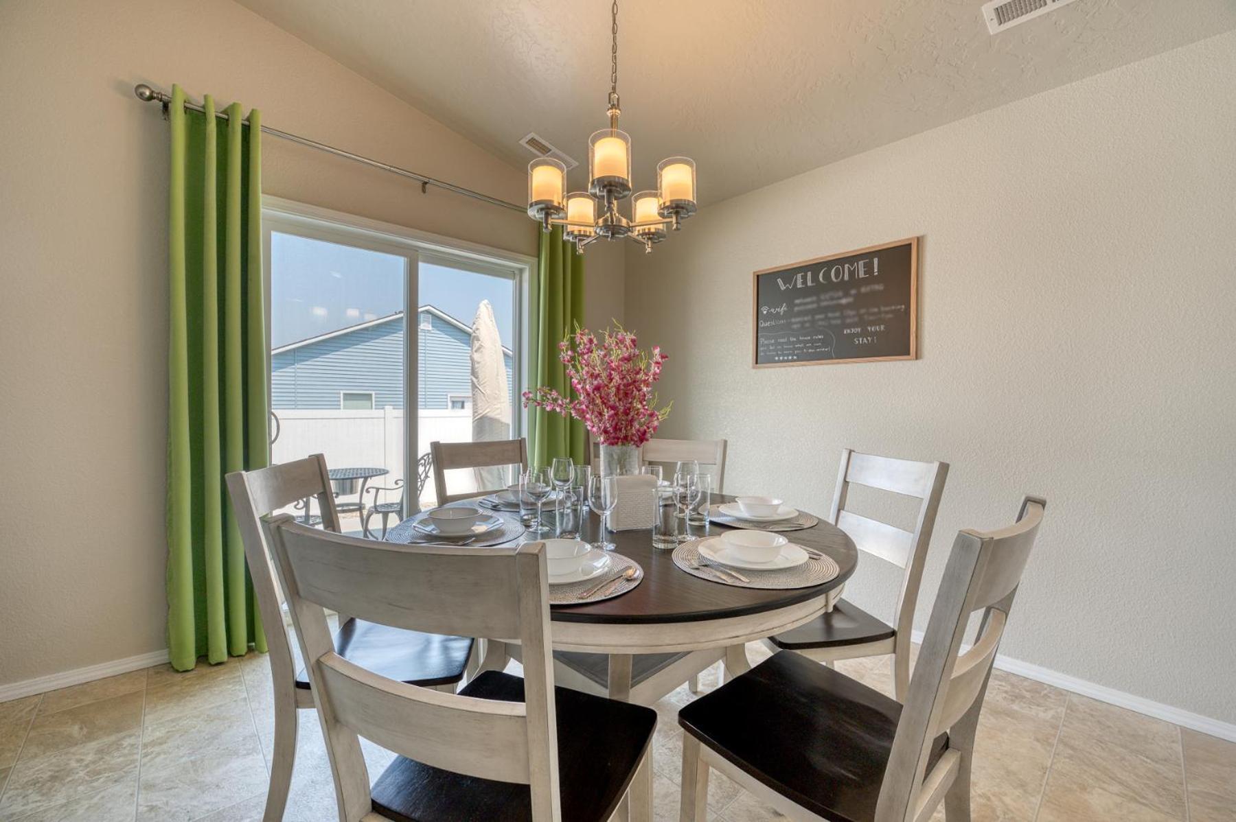 Family Friendly Playroom Garage Caldwell Exterior foto